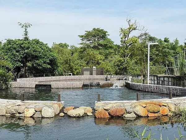 台南秘境再加一！哈赫拿爾森林走進 17 世紀古森林，造都市中的森林步道。