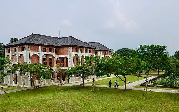 台南山上花園水道博物館!超大園區古蹟與小火車 戲水池,親子景點推薦。