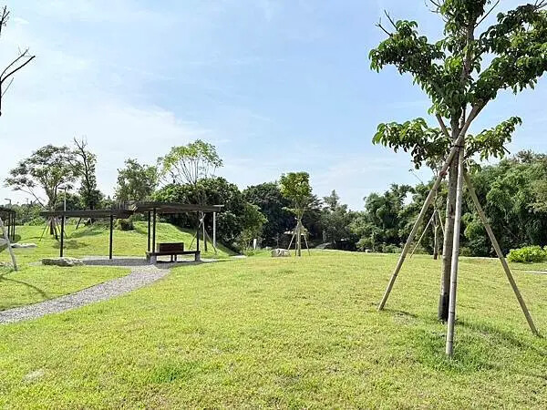 台南秘境再加一！哈赫拿爾森林走進 17 世紀古森林，造都市中的森林步道。