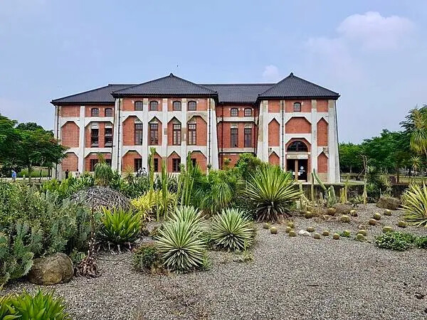 台南山上花園水道博物館!超大園區古蹟與小火車 戲水池,親子景點推薦。