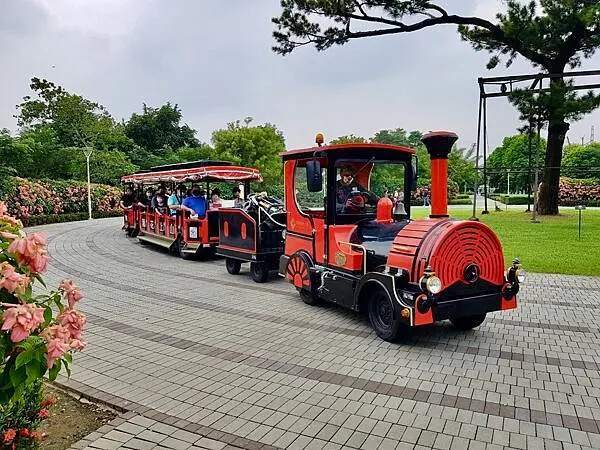 台南山上花園水道博物館!超大園區古蹟與小火車 戲水池,親子景點推薦。