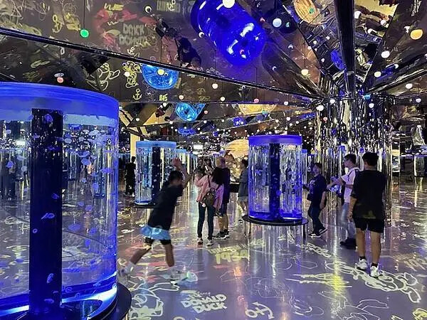 桃園Xpark水族館攻略！夢幻水母與企鵝隧道，親子必去打卡首選。