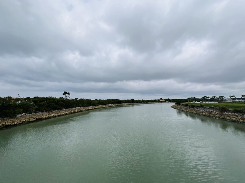 iias 沖繩豐崎:那霸機場附近購物中心。豐崎美麗陽光海濱。還可觀看一架架飛機降落。瀬長島龍神の湯泡溫泉賞夜景以及桑拿浴