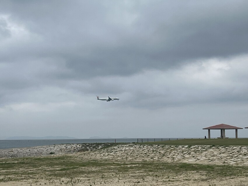 iias 沖繩豐崎:那霸機場附近購物中心。豐崎美麗陽光海濱。還可觀看一架架飛機降落。瀬長島龍神の湯泡溫泉賞夜景以及桑拿浴