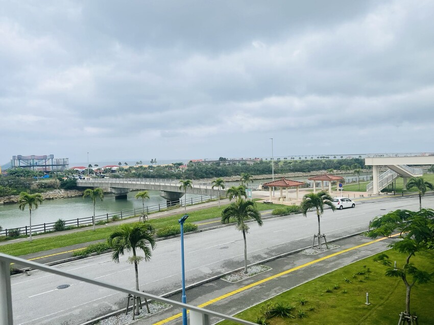 iias 沖繩豐崎:那霸機場附近購物中心。豐崎美麗陽光海濱。還可觀看一架架飛機降落。瀬長島龍神の湯泡溫泉賞夜景以及桑拿浴