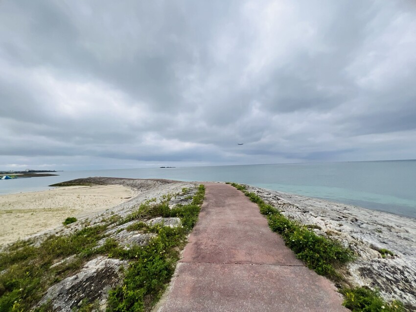 iias 沖繩豐崎:那霸機場附近購物中心。豐崎美麗陽光海濱。還可觀看一架架飛機降落。瀬長島龍神の湯泡溫泉賞夜景以及桑拿浴