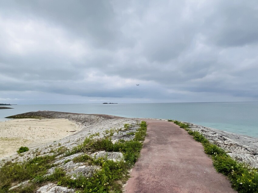 iias 沖繩豐崎:那霸機場附近購物中心。豐崎美麗陽光海濱。還可觀看一架架飛機降落。瀬長島龍神の湯泡溫泉賞夜景以及桑拿浴