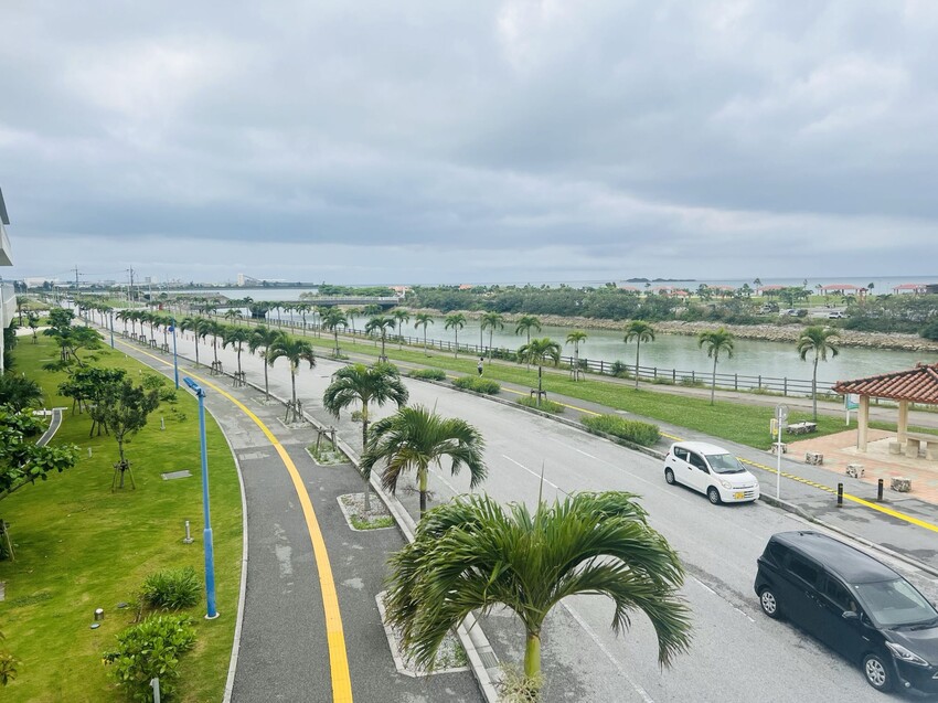 iias 沖繩豐崎:那霸機場附近購物中心。豐崎美麗陽光海濱。還可觀看一架架飛機降落。瀬長島龍神の湯泡溫泉賞夜景以及桑拿浴