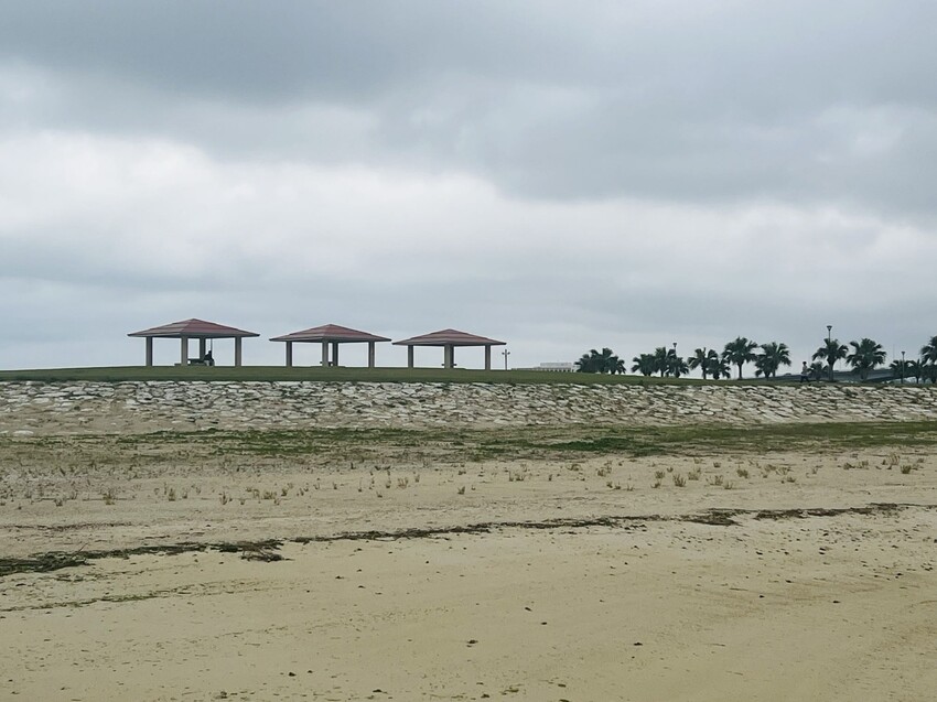 iias 沖繩豐崎:那霸機場附近購物中心。豐崎美麗陽光海濱。還可觀看一架架飛機降落。瀬長島龍神の湯泡溫泉賞夜景以及桑拿浴