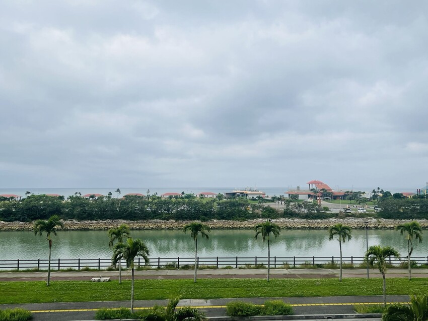 iias 沖繩豐崎:那霸機場附近購物中心。豐崎美麗陽光海濱。還可觀看一架架飛機降落。瀬長島龍神の湯泡溫泉賞夜景以及桑拿浴