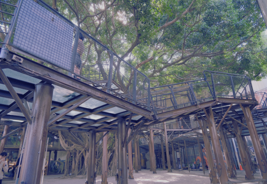 親子旅遊 情侶約會都適合！十鼓文創園區魔法工廠超美，飛天書廊道必拍。