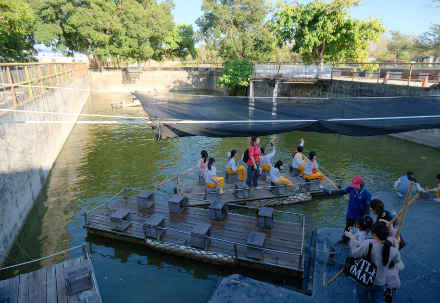 親子旅遊 情侶約會都適合！十鼓文創園區魔法工廠超美，飛天書廊道必拍。