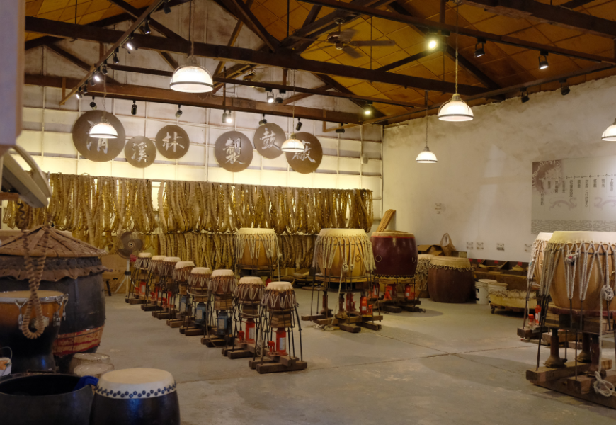 親子旅遊 情侶約會都適合！十鼓文創園區魔法工廠超美，飛天書廊道必拍。