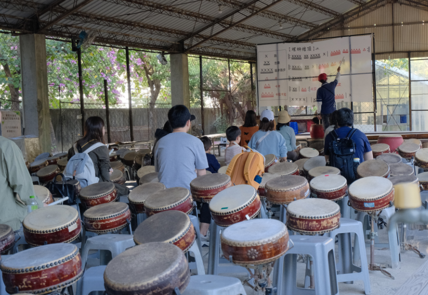 親子旅遊 情侶約會都適合！十鼓文創園區魔法工廠超美，飛天書廊道必拍。
