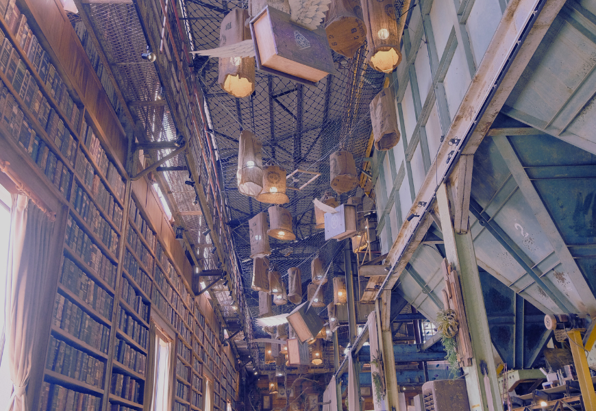 親子旅遊 情侶約會都適合！十鼓文創園區魔法工廠超美，飛天書廊道必拍。