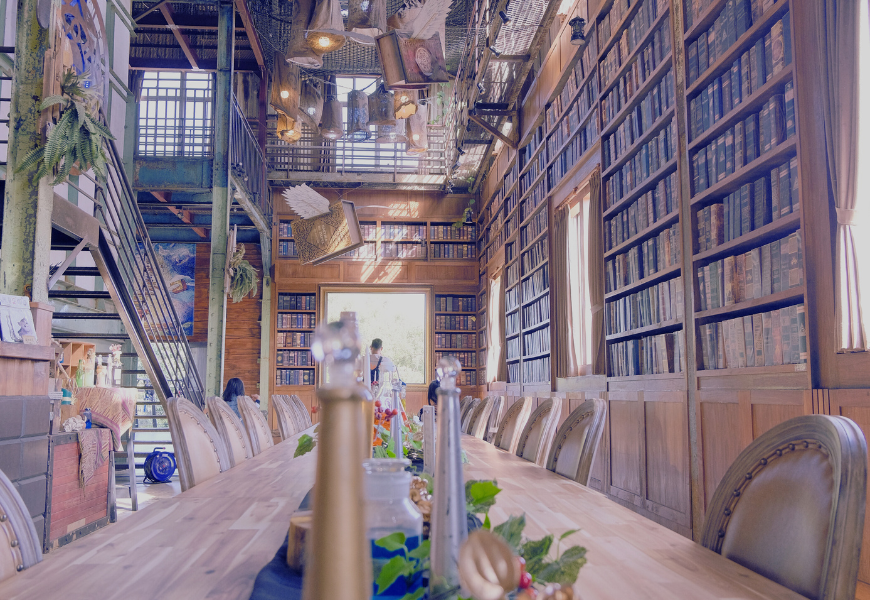 親子旅遊 情侶約會都適合！十鼓文創園區魔法工廠超美，飛天書廊道必拍。