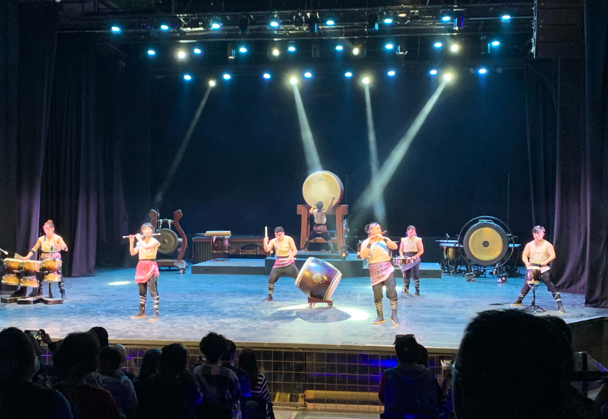 親子旅遊 情侶約會都適合！十鼓文創園區魔法工廠超美，飛天書廊道必拍。