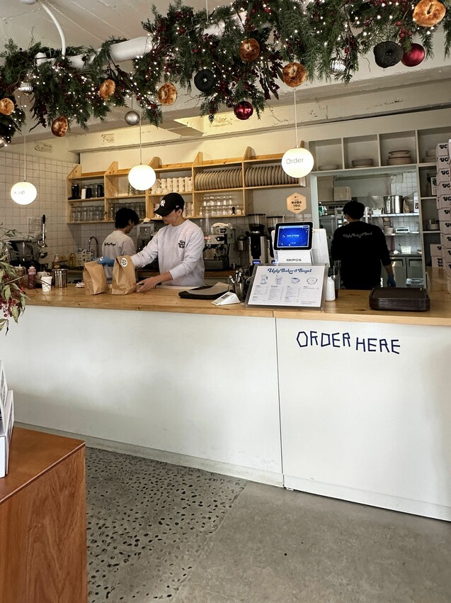 [韓國首爾] 新堂洞Ugly Bakers Bagel｜首爾巷弄咖啡廳｜超多種貝果餐點｜外酥內Ｑ軟｜店內超多好拍角落！ – 萍姐愛分享