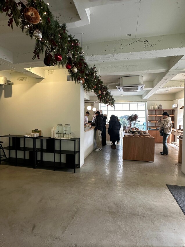 [韓國首爾] 新堂洞Ugly Bakers Bagel｜首爾巷弄咖啡廳｜超多種貝果餐點｜外酥內Ｑ軟｜店內超多好拍角落！ – 萍姐愛分享