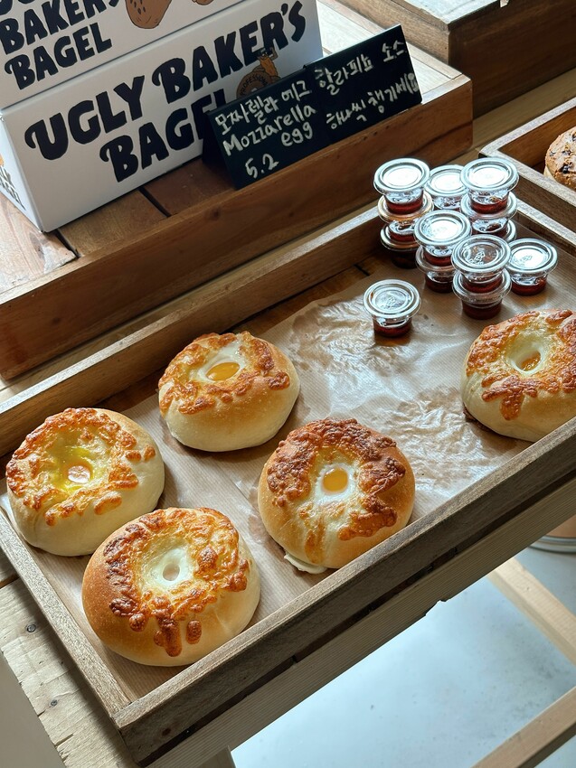 [韓國首爾] 新堂洞Ugly Bakers Bagel｜首爾巷弄咖啡廳｜超多種貝果餐點｜外酥內Ｑ軟｜店內超多好拍角落！ – 萍姐愛分享