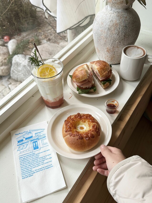 [韓國首爾] 新堂洞Ugly Bakers Bagel｜首爾巷弄咖啡廳｜超多種貝果餐點｜外酥內Ｑ軟｜店內超多好拍角落！ – 萍姐愛分享