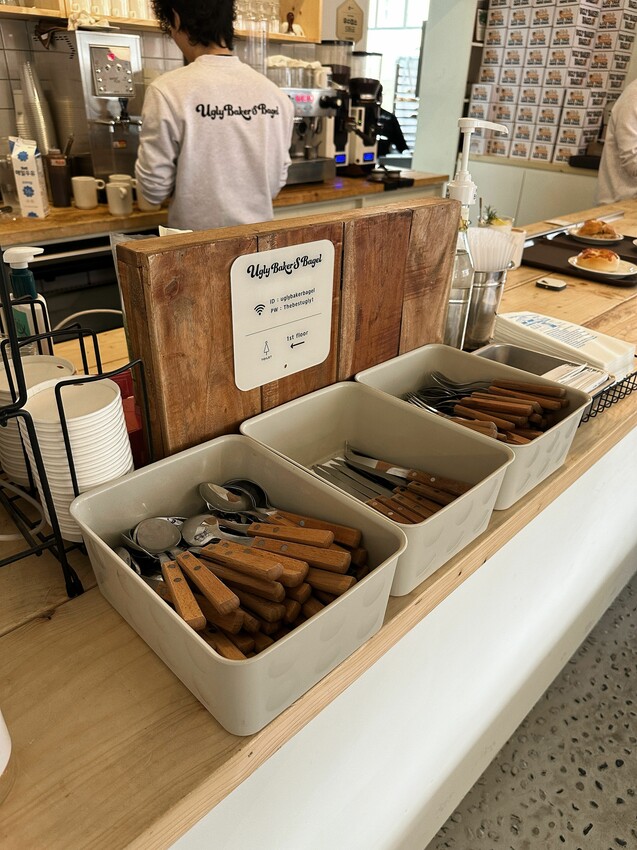 [韓國首爾] 新堂洞Ugly Bakers Bagel｜首爾巷弄咖啡廳｜超多種貝果餐點｜外酥內Ｑ軟｜店內超多好拍角落！ – 萍姐愛分享