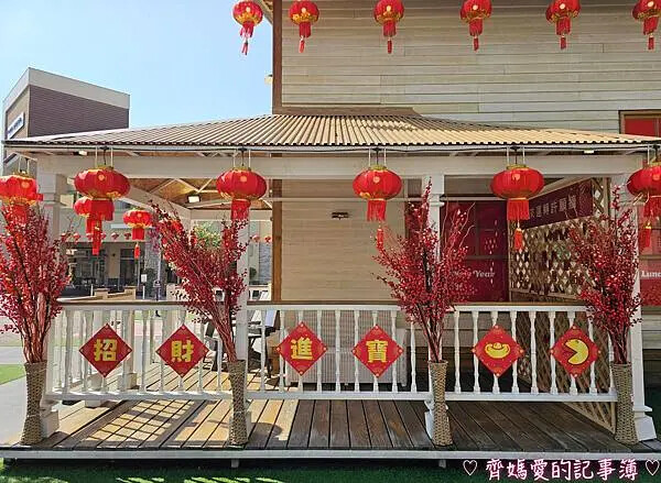 桃園．華泰名品城「蛇來運轉迎新春」春節造景