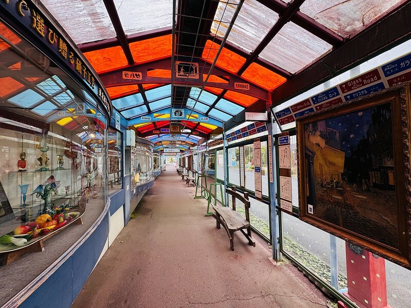 探索嚴美溪的隱藏寶藏!撒哈拉玻璃主題樂園結合藝術 購物與創作的嚴美溪夢幻打卡地。