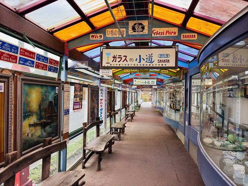 探索嚴美溪的隱藏寶藏!撒哈拉玻璃主題樂園結合藝術 購物與創作的嚴美溪夢幻打卡地。