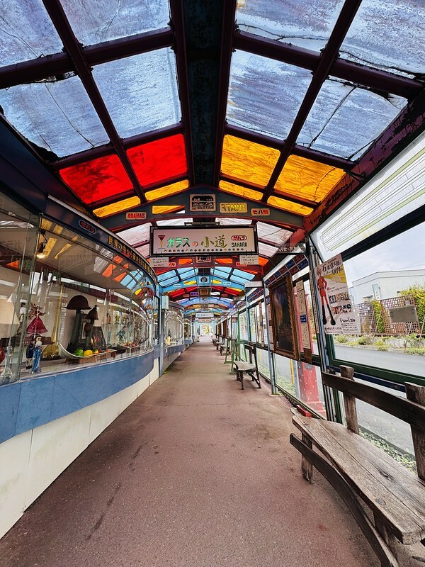 探索嚴美溪的隱藏寶藏!撒哈拉玻璃主題樂園結合藝術 購物與創作的嚴美溪夢幻打卡地。