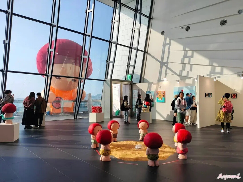 海洋中的一片森林特展藝術家寧芮潔創作的Moi大型氣球裝置爬上