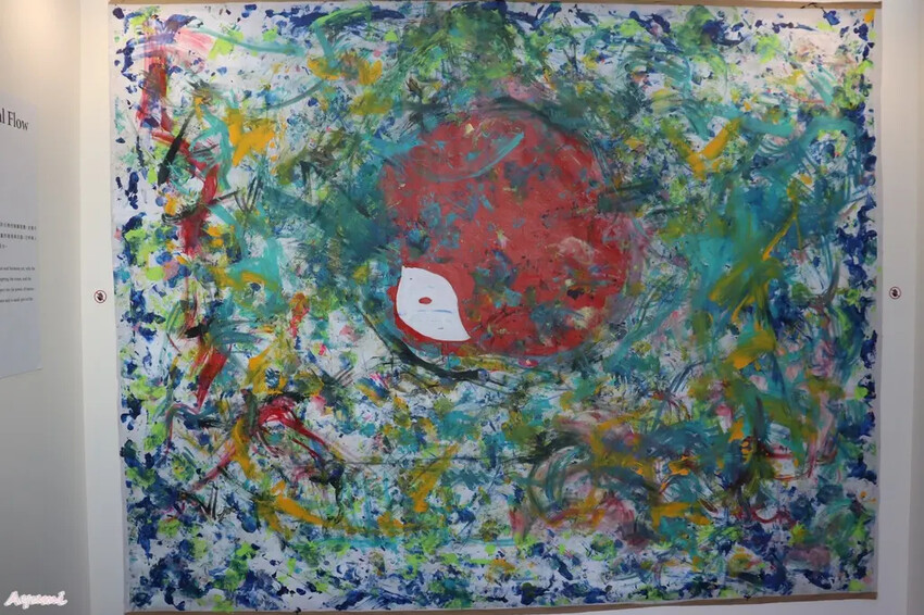 海洋中的一片森林特展藝術家寧芮潔創作的Moi大型氣球裝置爬上