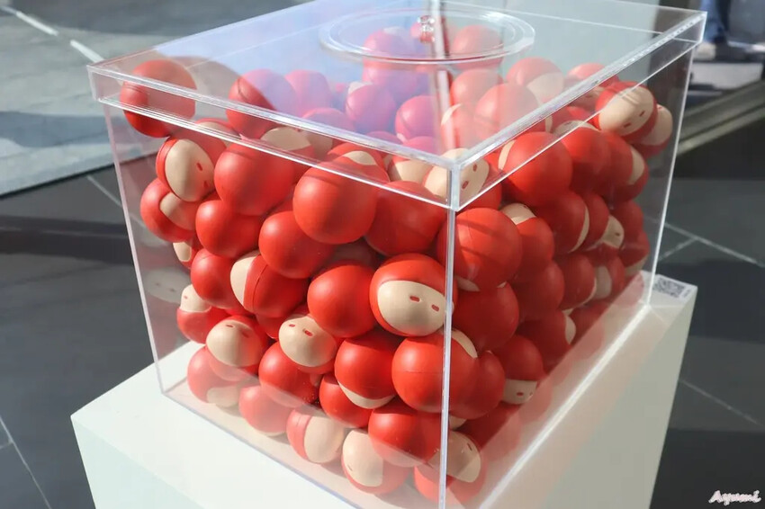 海洋中的一片森林特展藝術家寧芮潔創作的Moi大型氣球裝置爬上