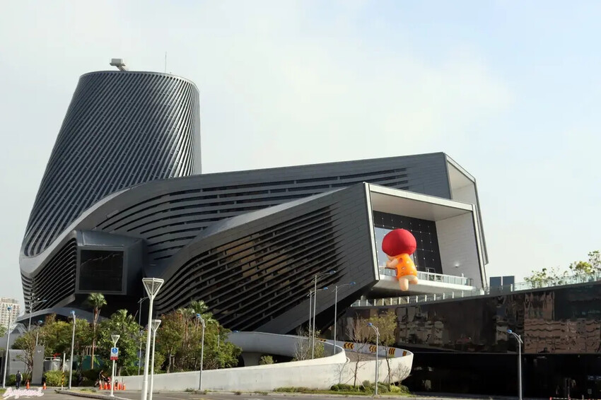 海洋中的一片森林特展藝術家寧芮潔創作的Moi大型氣球裝置爬上