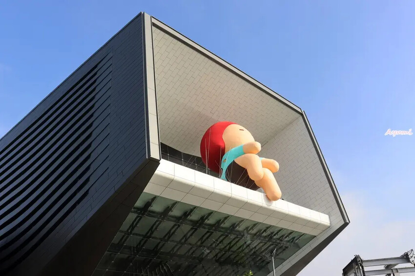 海洋中的一片森林特展藝術家寧芮潔創作的Moi大型氣球裝置爬上