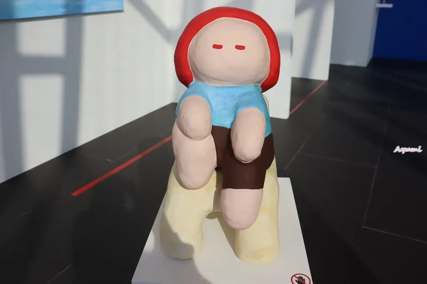 海洋中的一片森林特展藝術家寧芮潔創作的Moi大型氣球裝置爬上