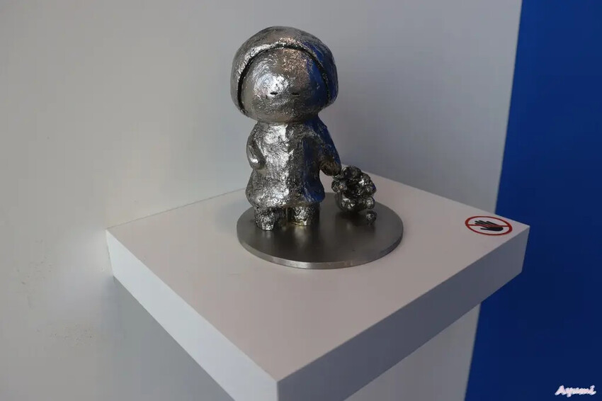 海洋中的一片森林特展藝術家寧芮潔創作的Moi大型氣球裝置爬上