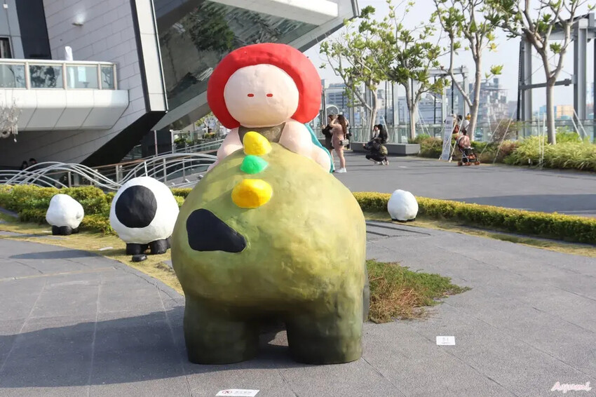 海洋中的一片森林特展藝術家寧芮潔創作的Moi大型氣球裝置爬上