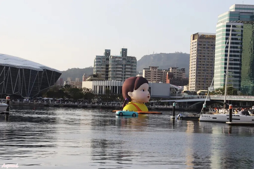 海洋中的一片森林特展藝術家寧芮潔創作的Moi大型氣球裝置爬上