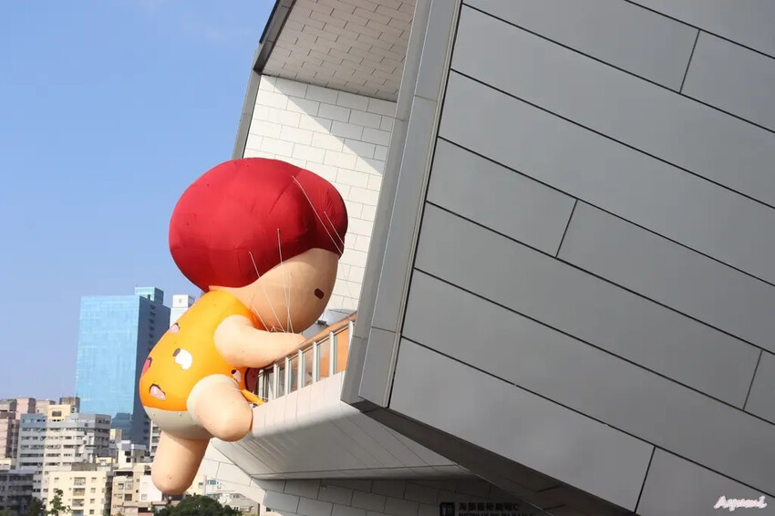 海洋中的一片森林特展藝術家寧芮潔創作的Moi大型氣球裝置爬上