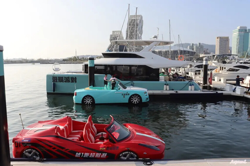 海洋中的一片森林特展藝術家寧芮潔創作的Moi大型氣球裝置爬上