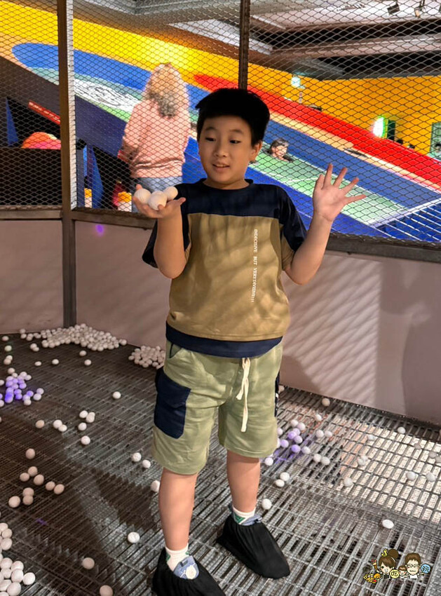 全台首創最大室內球類互動放電趣味創意的歪歪球，宜蘭最新景點玩到歪頭笑翻腰的歪歪球 - 跟著尼力吃喝玩樂＆親子生活