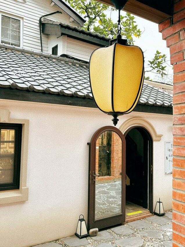 新北淡水最美一隅，百年建築翻修後蛻變成當代藝術殿堂：巫登益美術館 - 魚兒 x 牽手明太子的「視」界旅行