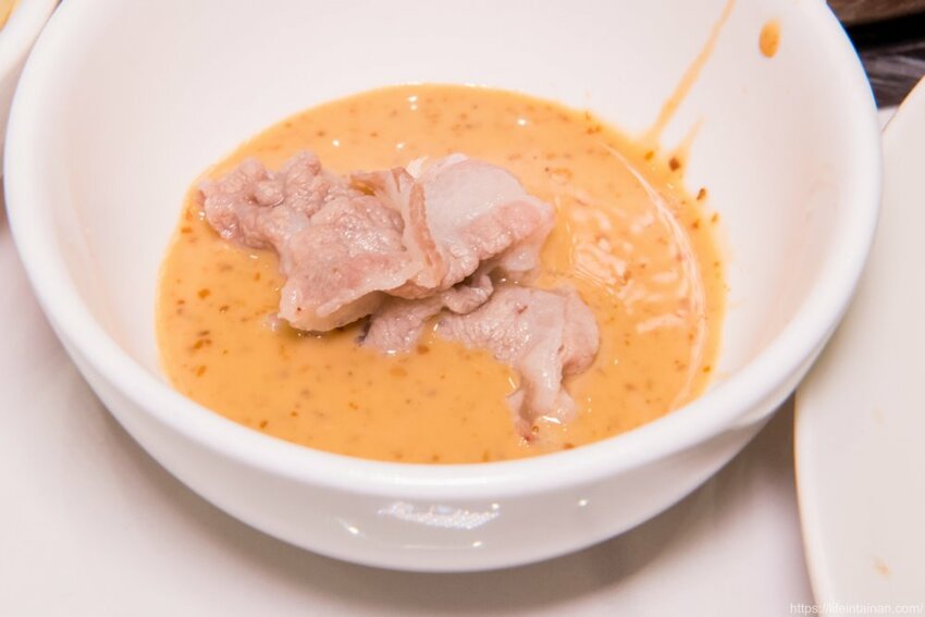 台南市東區台南最時尚的溫體牛火鍋店『哞麻MUMA』就在南紡購物中心對面,台南溫體牛、宮崎A5和牛等這邊吃的到,不吃牛的也有豬肉鍋,有20人大包廂~哞麻MUMA