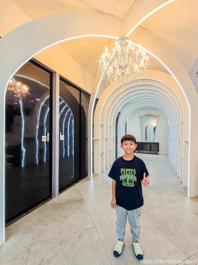 台南市東區台南最時尚的溫體牛火鍋店『哞麻MUMA』就在南紡購物中心對面,台南溫體牛、宮崎A5和牛等這邊吃的到,不吃牛的也有豬肉鍋,有20人大包廂~哞麻MUMA