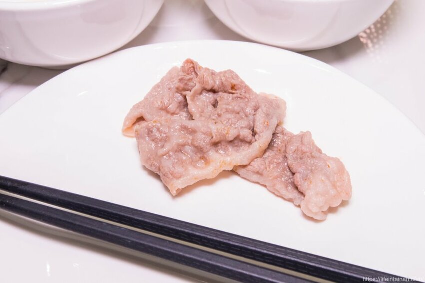 台南市東區台南最時尚的溫體牛火鍋店『哞麻MUMA』就在南紡購物中心對面,台南溫體牛、宮崎A5和牛等這邊吃的到,不吃牛的也有豬肉鍋,有20人大包廂~哞麻MUMA