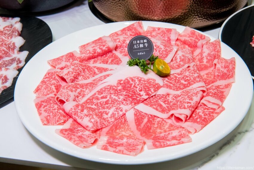 台南市東區台南最時尚的溫體牛火鍋店『哞麻MUMA』就在南紡購物中心對面,台南溫體牛、宮崎A5和牛等這邊吃的到,不吃牛的也有豬肉鍋,有20人大包廂~哞麻MUMA