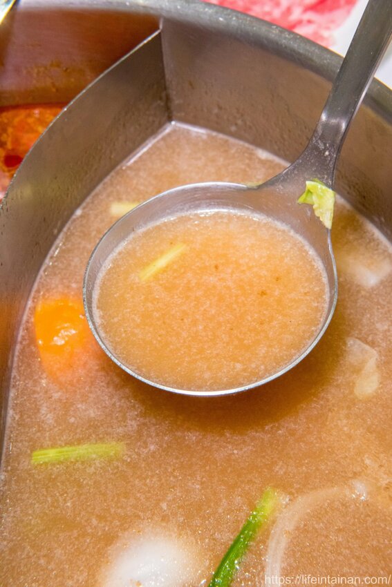 台南市東區台南最時尚的溫體牛火鍋店『哞麻MUMA』就在南紡購物中心對面,台南溫體牛、宮崎A5和牛等這邊吃的到,不吃牛的也有豬肉鍋,有20人大包廂~哞麻MUMA