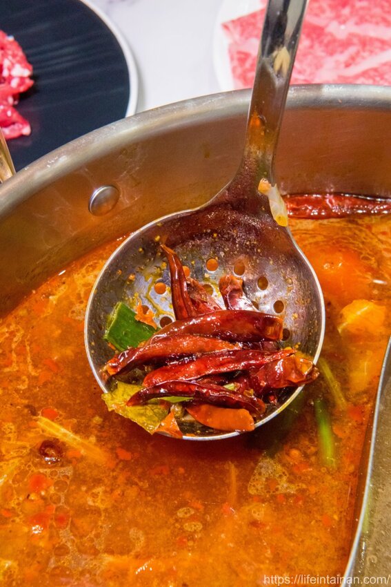 台南市東區台南最時尚的溫體牛火鍋店『哞麻MUMA』就在南紡購物中心對面,台南溫體牛、宮崎A5和牛等這邊吃的到,不吃牛的也有豬肉鍋,有20人大包廂~哞麻MUMA