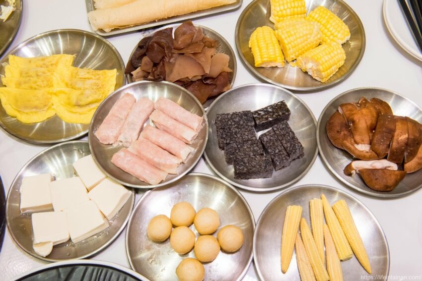 台南市東區台南最時尚的溫體牛火鍋店『哞麻MUMA』就在南紡購物中心對面,台南溫體牛、宮崎A5和牛等這邊吃的到,不吃牛的也有豬肉鍋,有20人大包廂~哞麻MUMA